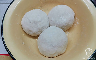 Тесто разделить на три равных части. Сформировать шарики. 