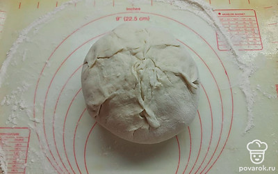 Аккуратно и плотно слепить края теста в шар. 