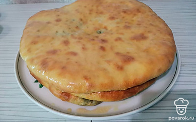 Готовые пироги смазать со всех сторон сливочным маслом. Особенно края. Сложить пироги друг на друга. 