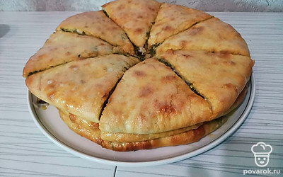 Осталось только разрезать пироги на 8 частей и позвать всех к столу. Приятного аппетита! 