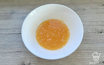 В миске смешать яйца (2 штуки), соль и сахар (60 граммов) до однородности.