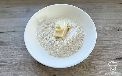 Просеянную муку соединить с разрыхлителем и холодным сливочным маслом.