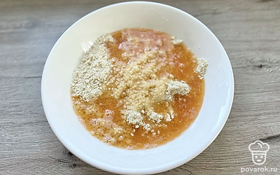 В крошку добавить яичную смесь.