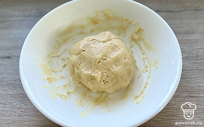 Замешать тесто сначала лопаткой, а потом руками.