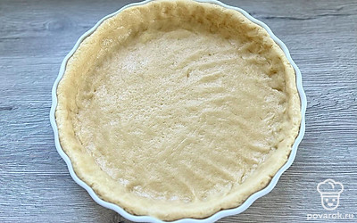 Тесто распределить по форме, оставляя бортики, и убрать в холодильник на 20 минут.