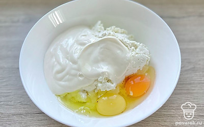 В миску добавить творог, сахар (120 граммов), крахмал (30 граммов), сметану, яйца (2 штуки).