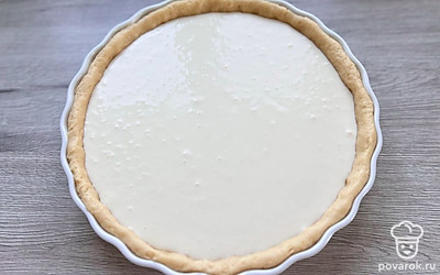 Вылить творожную начинку в форму с тестом и отправить в разогретую до 180 градусов духовку на 40-50 минут (режим «Верх-низ без конвекции»). Пирог должен подняться и стать румяным. А середина будет слегка подрагивать.