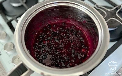 В сотейнике смешать ягоды, воду, сахар (60 граммов), крахмал (12 граммов). Варить на медленном огне до загустения.