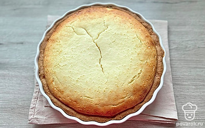 Пирог достать из духовки, дать ему остыть.