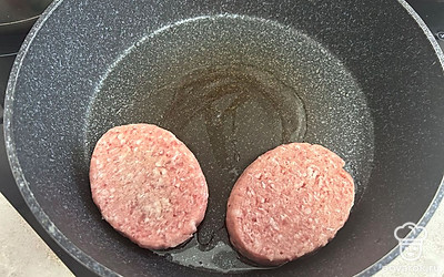 Котлету обжарьте с двух сторон, периодически переворачивая (20 минут).