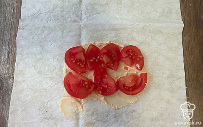 Помидор нарежьте на ломтики, выложите на лаваш.