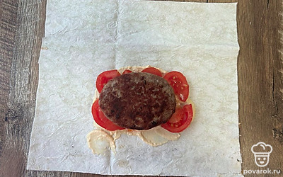 Выложите котлету на помидоры.