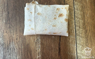 Сверните в конверт. Обжарьте на сухой сковородке с двух сторон по 1 минуте.