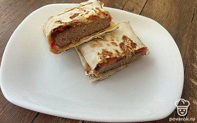 Перед подачей разрежьте пополам и выложите на тарелку. Приятного аппетита!