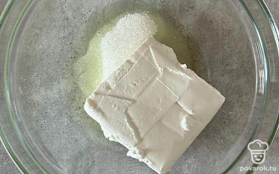 К белку добавляем сахар и творог, перемешиваем. 