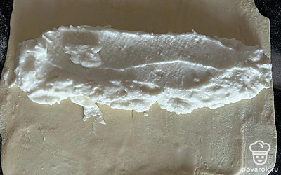 Раскатываем тесто. На середину выкладываем начинку, заворачиваем края, формируем пирог.