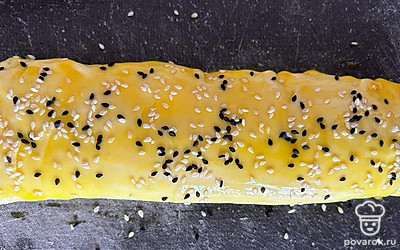 Сверху смазываем желтком и посыпаем кунжутом. Отправляем в духовку на 20 минут при температуре 180 градусов. 