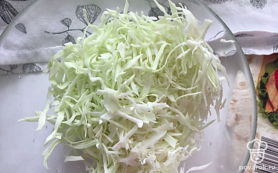 Небольшой кочан капусты нашинковать. Помять с солью и добавить морковь на терке.