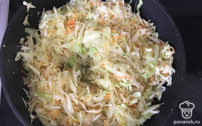 Потушить на сковороде до мягкости минут 10. Добавить яйцо и тушить еще около 5 минут.