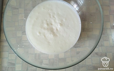 В теплый кефир добавить соду, соль, перемешать. Пусть постоит пару минут. ВВести муку и замесить тесто.