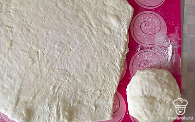 Разделить тесто на две части. Одна, чуть больше, пойдет на дно формы. А второй потом накрыть пирог. Раскатать тесто в прямоугольник.