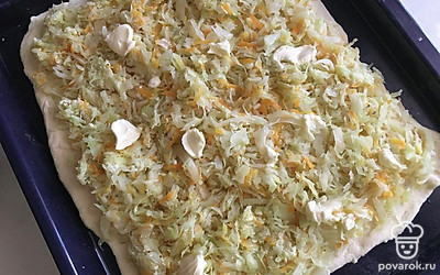 Равномерно выложить начинку. Сверху разложить кусочки сливочного масла.