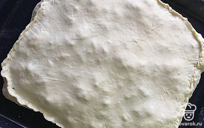 Накрыть второй частью теста. Выпекать в разогретой до 180 градусов духовке минут 20-25, до румяной корочки.