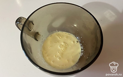 Маргарин растопите в микроволновке до жидкого состояния. 