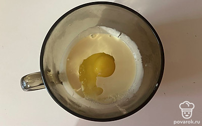 К маргарину добавьте 1 столовую ложку сахара и 1 яйцо. 