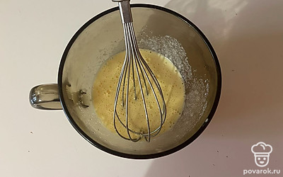 Перемешайте все жидкие ингредиенты до однородности. 