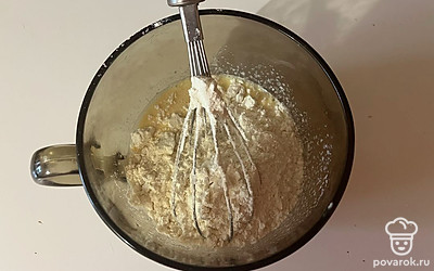 Далее постепенно вводите к жидкой части муку. 