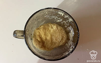 Замешайте однородное не липкое тесто. 