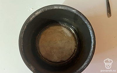 Форму диаметром 10-15 сантиметров смажьте растительным маслом. 