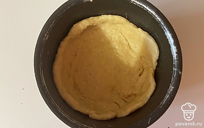 Распределите по форме тесто, делая высокие бортики. 