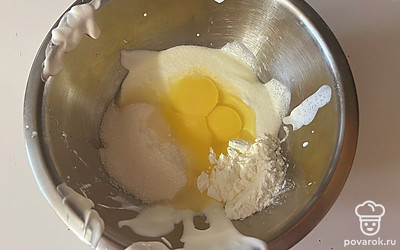 В отдельную емкость поместите сметану, оставшийся сахар, одной яйцо, желток и крахмал. 