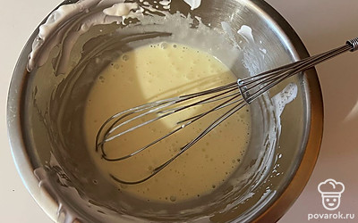 Перемешайте все ингредиенты до растворения комочков крахмала. 