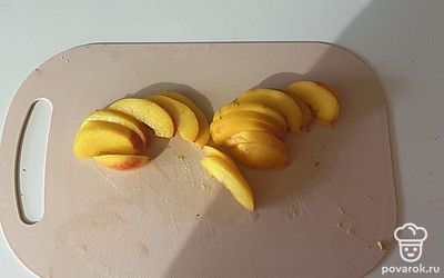 Нектарин промойте и нарежьте полукольцами. 