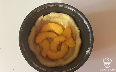 На основу из теста выложите 1/2 часть долек нектарина. 