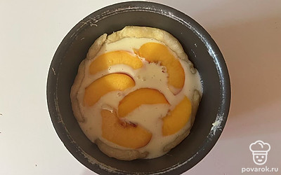 Залейте основу сметанной начинкой и поверх положите оставшиеся дольки нектарина. Отправьте блюдо в духовку на 50 минут при 180 градусах. 