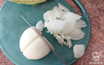 Ставим варить два яйца. Очищаем лук от шелухи, нарезаем и отправляем обжариваться на сковородку, предварительно добавив в нее подсолнечное масло.