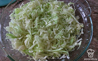 Мелко шинкуем капусту, добавляем соль, слегка мнем, чтобы она выделила сок и стала более мягкой. 