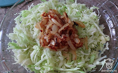 За это время наш лук поджарится. Выкладываем его к капусте.