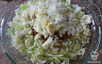 Сваренные яйца охлаждаем, нарезаем кубиками. Все ингредиенты хорошо перемешиваем. Форму для выпечки можно смазать подсолнечным маслом. Выкладываем начинку для будущего пирога и разравниваем ее.