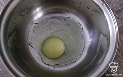 Займемся тестом. Разбиваем одно яйцо в емкость, добавляем соль.
