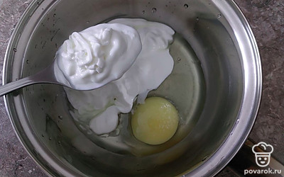 Кладем 4 столовые ложки сметаны.