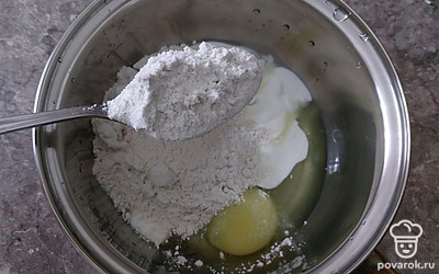 Добавляем муку.