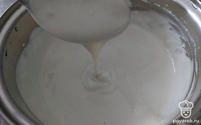 Перемешиваем. Тесто по консистенции получается как сметана.