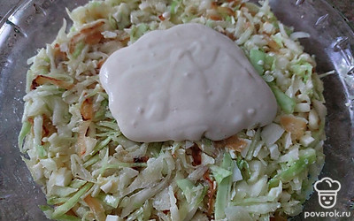 Заливаем наш пирог и отправляем его в предварительно разогретую до 180 градусов духовку на 40 минут.