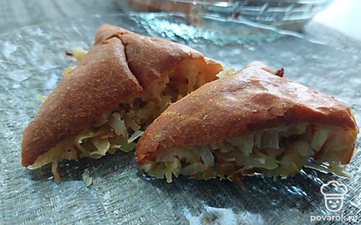 Пирог получается нежный, ароматный и румяный. Слой теста тонкий, а начинки очень много. Приятного аппетита!