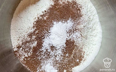 Смешиваем какао, муку, соль и ванилин.